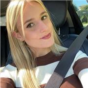 Soy graduada en bachillerato y estudiante de último curso de trabajo social. Ofrezco apoyo escolar a menores con riesgo de exclusión en el
Proyecto AHÁ de Cáritas. Mano con los menores al encontrarme haciendo prácticas en el centro de menores del Baix Vin